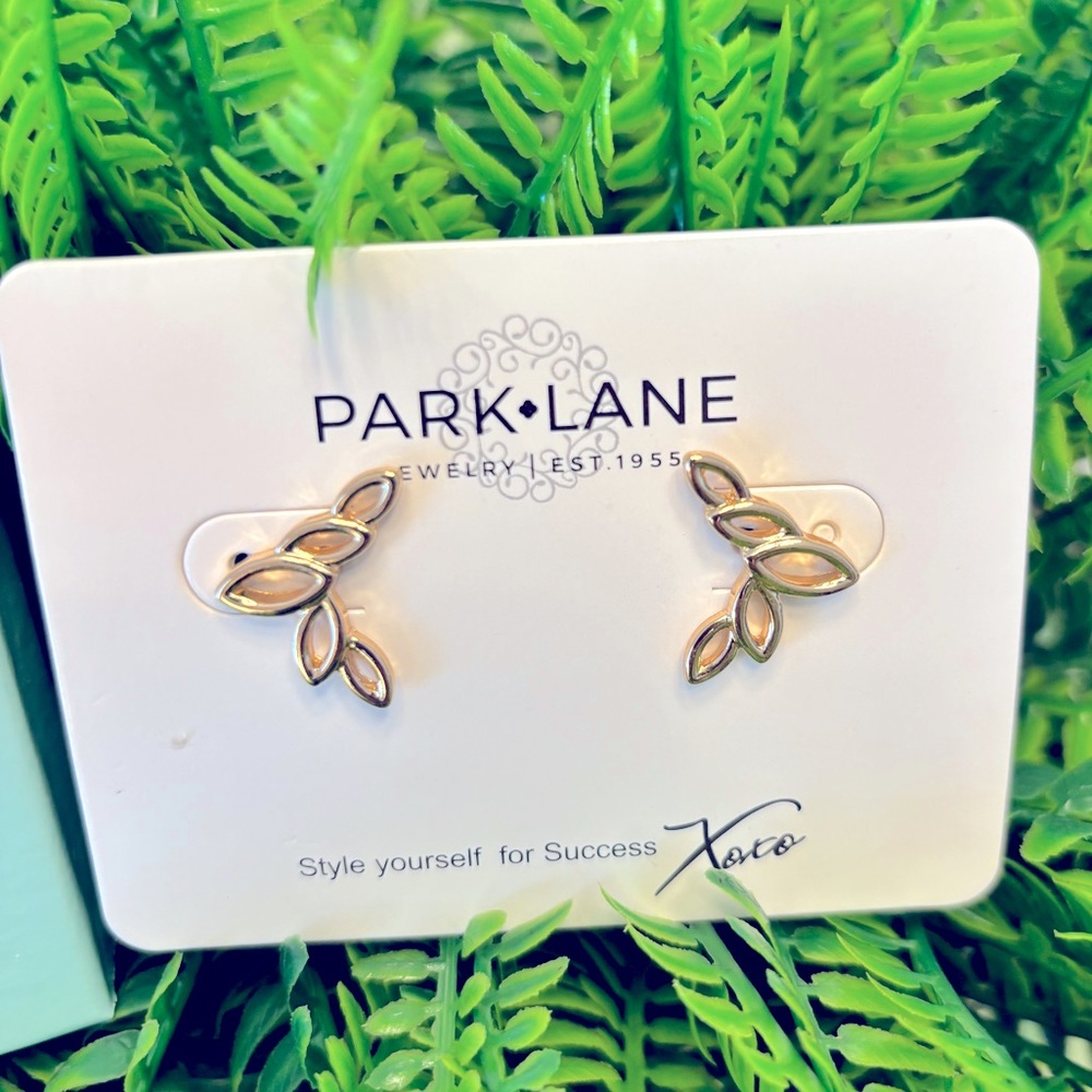 Crepe Pierced Earrings Gold Tone